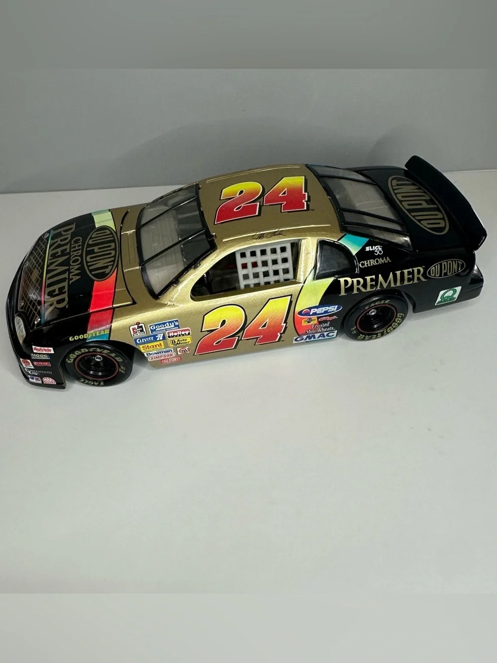 Jeff Gordon #24 DuPont Chroma Premier 1997 Monte Carlo 1:24 Diecast Car